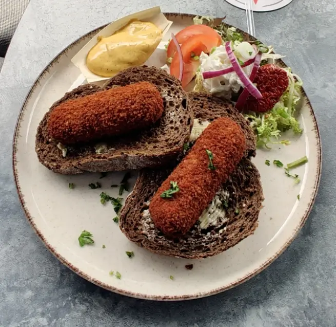 2 kroketten op brood