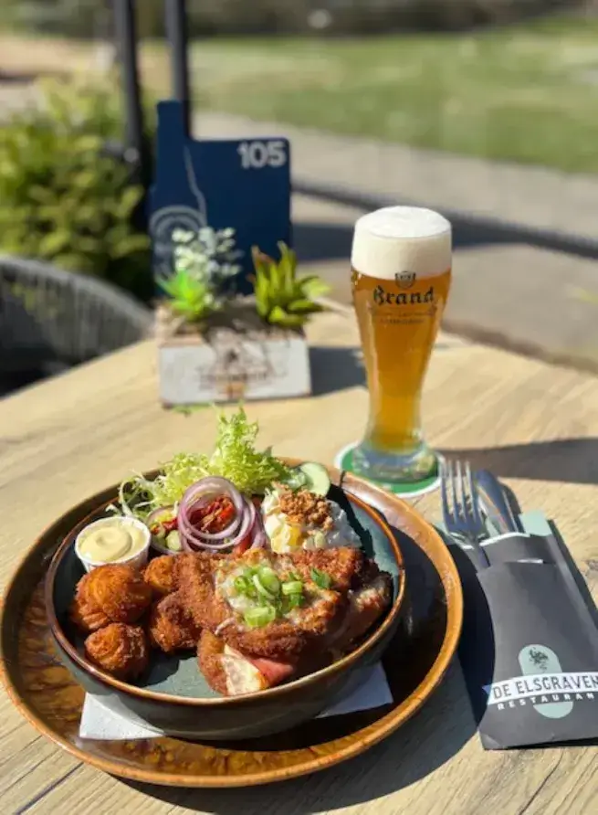 Cordon bleu met aardappelgarnituur en rauwkost