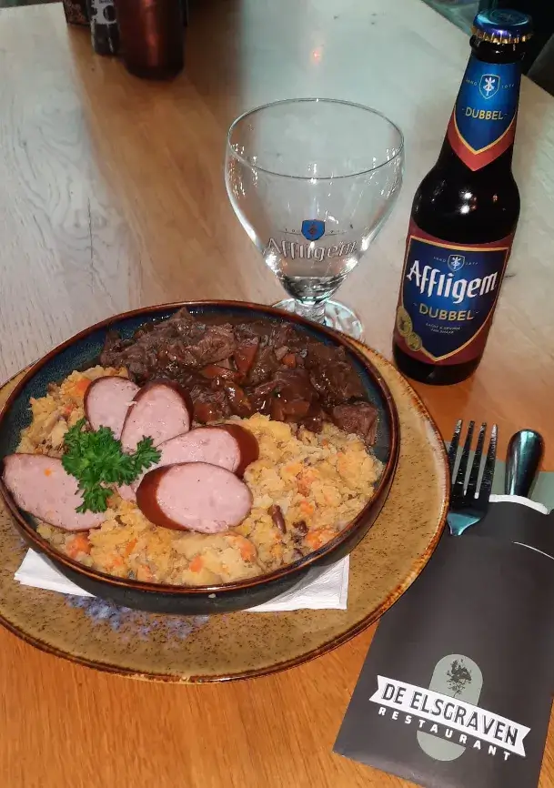 Karotten-Zwiebel-Kartoffelpüree mit Rindfleischeintopf und geräucherter Wurst